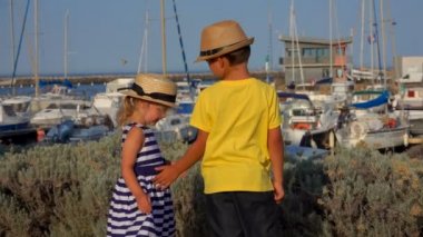 Çocuklar yat limanının iskelesine atladı.