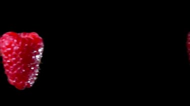 İki ıslak ahududu birbirleriyle çarpışır