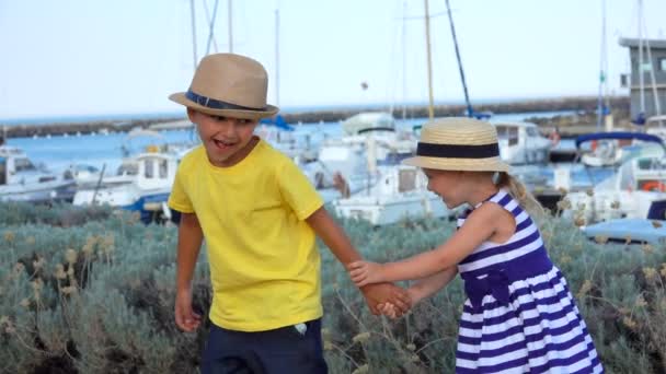 Les enfants jouent sur le quai du port de plaisance — Video
