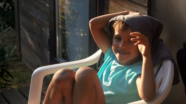 Pojke torkar huvudet med en handduk — Stockvideo