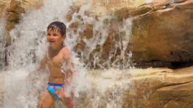 Çocuk koç için dans hareketini tekrarlar.