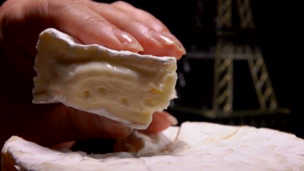 Los dedos exprimen un sector de queso francés suave — Vídeo de stock
