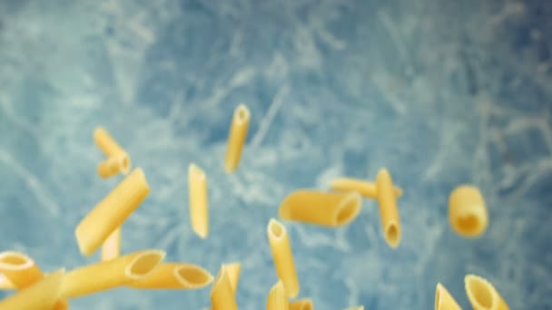 Pasta penne vliegen in de lucht — Stockvideo