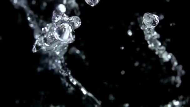 Wasser fliegt in die Kamera — Stockvideo
