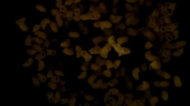 Makarna boru rigate kameraya karşı zıplatma