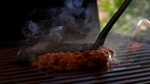 Välsmakande biff Burger stek på grillen i öppen eld. — Stockvideo