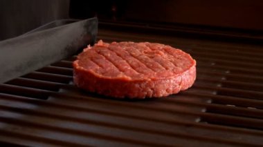 Izgarada saygısız lezzetli sığır eti burger.