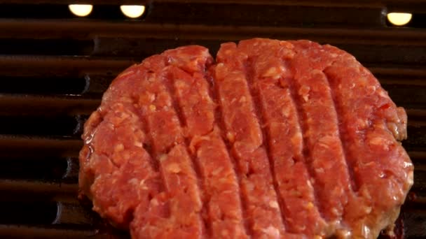 Hamburguesa de carne sabrosa freír en la parrilla caliente — Vídeo de stock