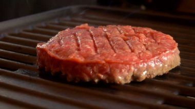 Duman sıcak bir ızgara üzerinde pirzola üzerinde yükselir