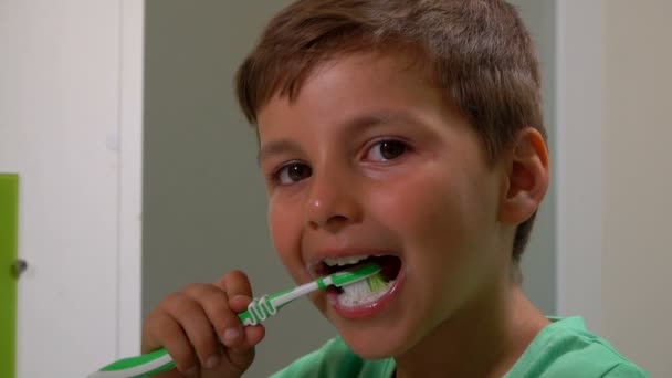 Rapaz limpa os dentes — Vídeo de Stock