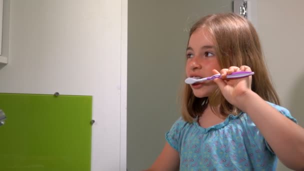 Flickan rengör tänderna — Stockvideo