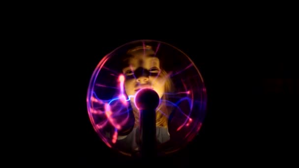 Light lamp Tesla. Girl touch hands a plasma ball. — Stock Video