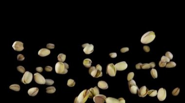 Antep fıstığı siyah bir arka plan üzerinde uçuyor