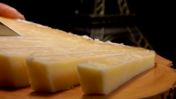 Zářezy nožem proužky tvrdého sýru