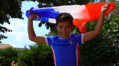 Erkek elinde bir Fransız bayrağı ile sevinç için atlama