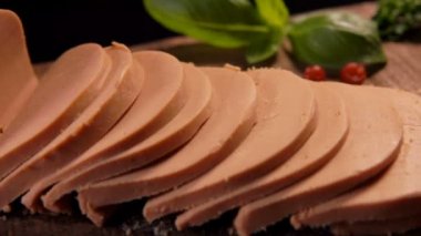 Doğranmış kaz ciğeri, yeşil ve lingonberries Panoraması