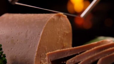 Özel bıçak kaz ciğeri ahşap bir gemide kesiyor.