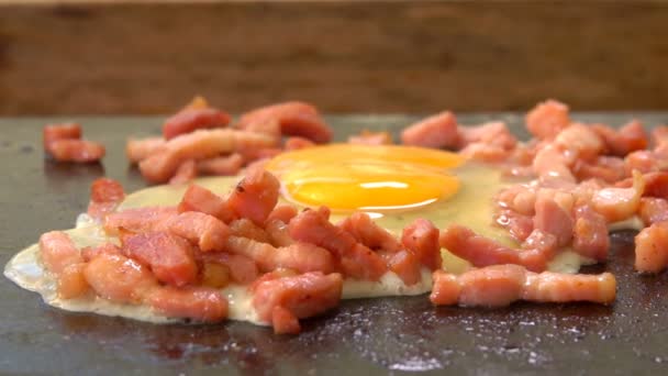 Egg with minced bacon fried on the grill — Stock Video