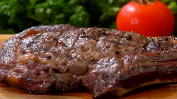 Panorama z hotových šťavnatý steak — Stock video