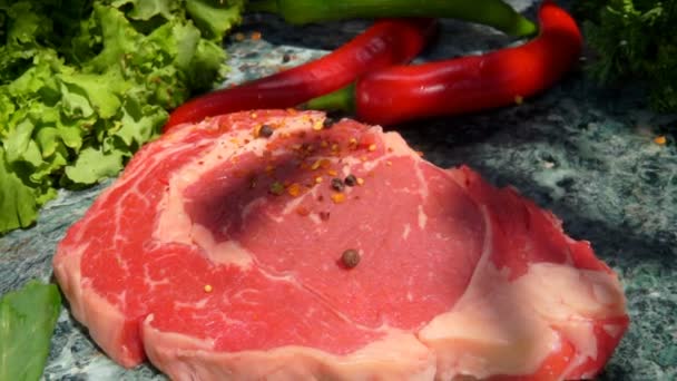 Mezcla de especias cae en el filete de ternera — Vídeos de Stock