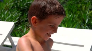 Küçük çocuk güneş kremi ile bulaşmış