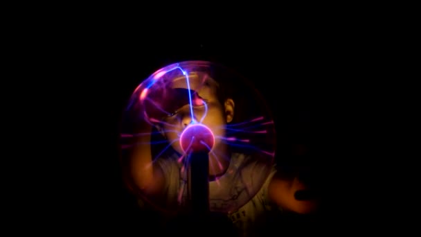 Boy moves in the Tesla lamp with his hands — Stock Video