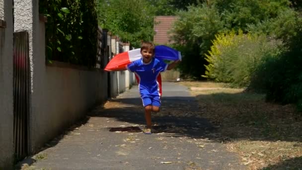 Alegre niño corre con la bandera francesa en sus manos — Vídeos de Stock