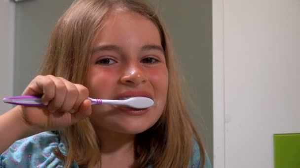 Mädchen putzt seine Zähne — Stockvideo