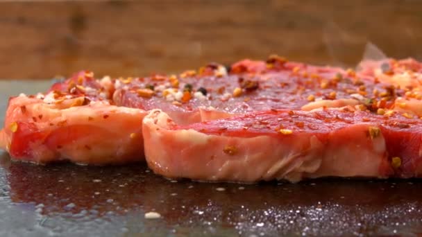 Processo de cozinhar um bife em uma grelha — Vídeo de Stock