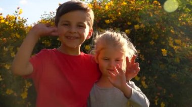 Mutlu büyüleyici erkek ve kız ellerini sallayarak