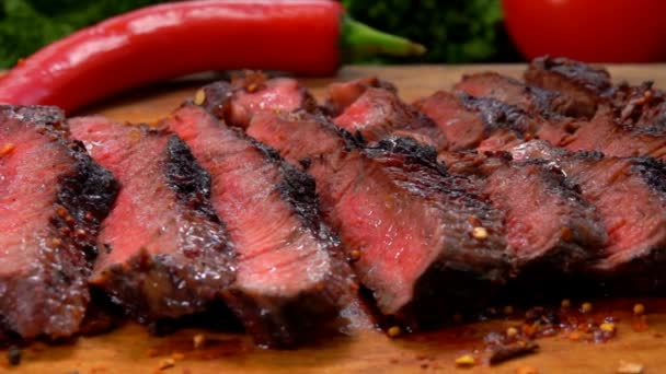 Filete de ternera jugoso terminado en rodajas en una tabla de madera — Vídeos de Stock