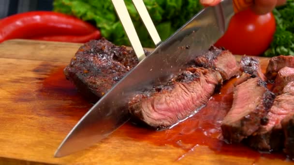 Kuchař řezy hotové Šťavnatý hovězí steak — Stock video