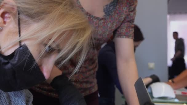 Student van manicure cursussen voert de taak uit — Stockvideo