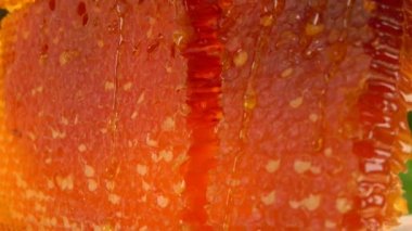 Dilimlenmiş petek parçası tahtaya düşüyor