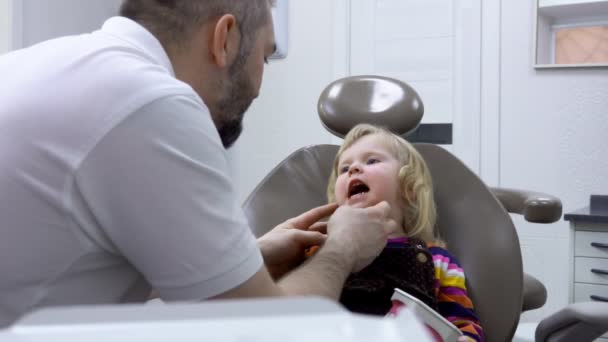 Dentista realiza exame de rotina — Vídeo de Stock