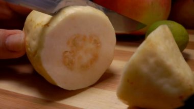 Bambu tahta üzerinde bıçak keser guava