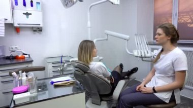 Diş hekimi hasta ile diş tedavisi tartışıyor