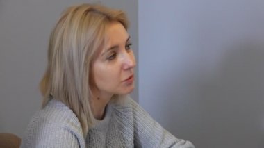 Genç sarışın öğrenci biriyle konuşuyor