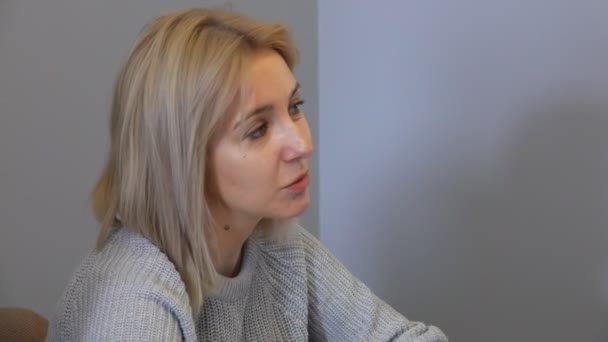 Młody blond uczeń rozmawia z kimś — Wideo stockowe