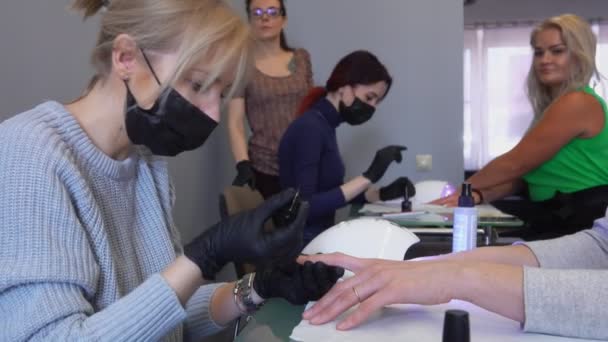 Cursos de manicure estudante concentra-se no revestimento de gel — Vídeo de Stock