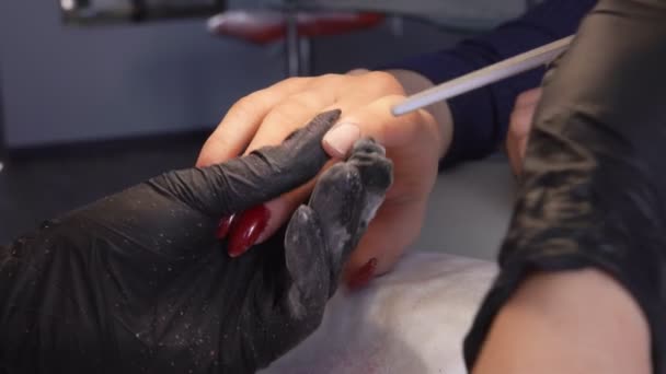 Manicurist maakt nagel verwerking met een bestand — Stockvideo