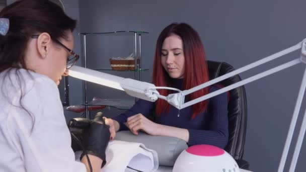 Master removes old nail coating with manicure machine — Stock Video