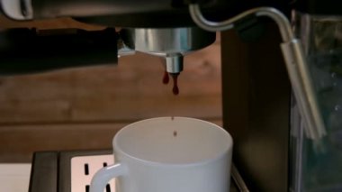 Damla kahve bir fincan içine damlayan