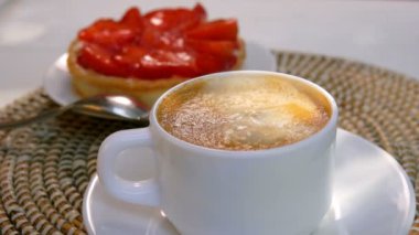 Espresso kahve bir fincan içine şeker parçası düşüyor