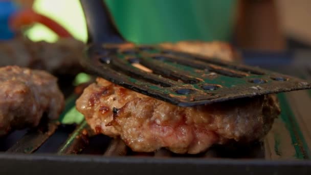 Hamburger ızgara için mutfak spatula tarafından basıldığında — Stok video