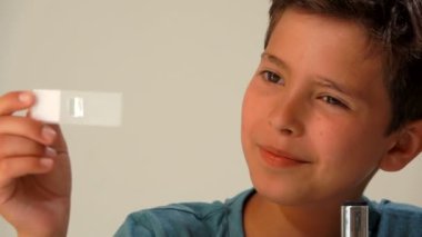 Çocuk bir mikroskop slayt inceliyor