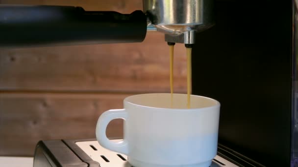 Espressokoffie wordt gegoten in een witte beker — Stockvideo