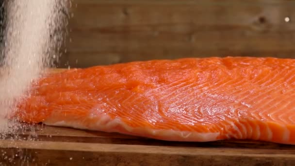 Garam menuangkan pada fillet salmon mentah — Stok Video