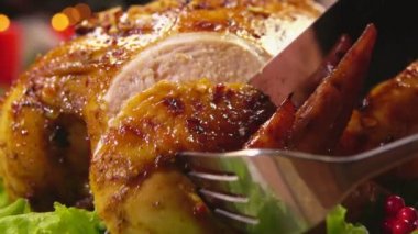 Kızarmış tavuk dilimlenmiş parça bir çatal üzerinde