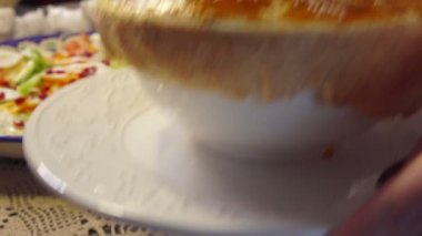 Eller masaya geyik eti av çorbası koyar